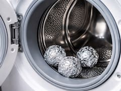 Bolas de papel aluminio en la lavadora: por qué lo recomiendan y para qué sirve