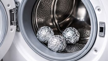 Bolas de papel aluminio en la lavadora: por qué lo recomiendan y para qué sirve
