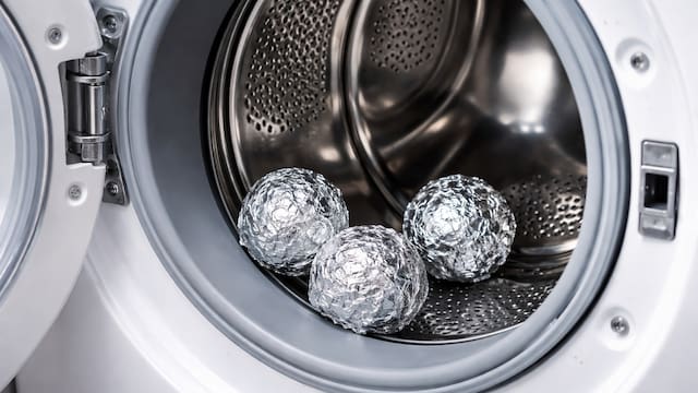 Bolas de papel aluminio en la lavadora: por qué lo recomiendan y para qué sirve
