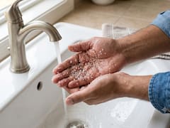 Lavarse las manos con sal gruesa: para qué sirve y por qué lo recomiendan