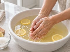 Fregar las manos con limón y azúcar: para qué es útil, por qué se aconseja y en qué instante hacerlo