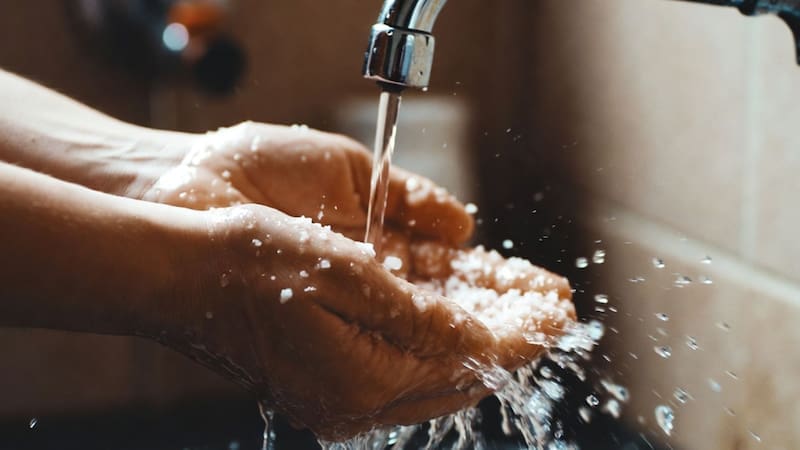 Lavarse las manos con vinagre y sal: para qué sirve y por qué lo recomiendan