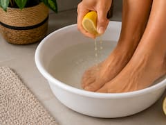 Lavarse los pies con agua tibia y limón: para qué sirve y por qué se recomienda tanto