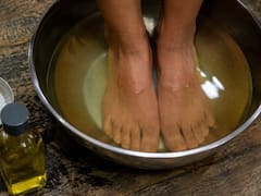 Exfoliar los pies con bicarbonato y aceite de almendras: para qué sirve, cómo preparar la mezcla y cada cuánto usarla