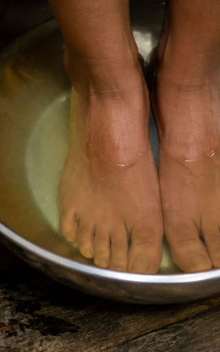 Lavarse los pies con bicarbonato y aceite de almendras: para qué sirve, cómo preparar la mezcla y cada cuánto usarla