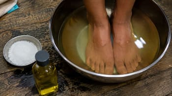 Lavarse los pies con bicarbonato y aceite de almendras: para qué sirve, cómo preparar la mezcla y cada cuánto usarla
