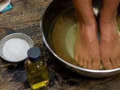 Lavarse los pies con sal y aceite: para que sirve y por qué lo recomiendan