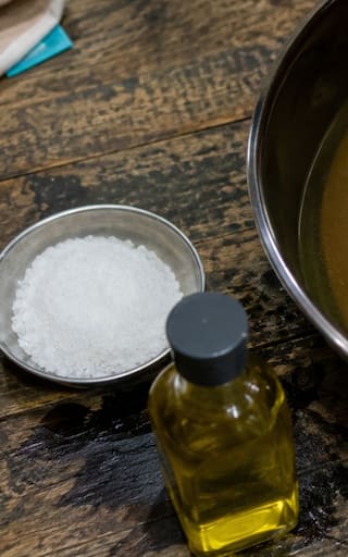 Lavarse los pies con sal y aceite: para que sirve y por qué lo recomiendan