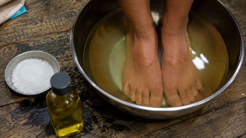 Lavarse los pies con sal y aceite: para que sirve y por qué lo recomiendan