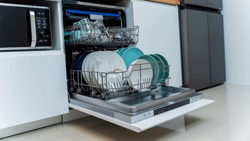 El lavavajilla puede desprender malos olores ocasionados por restos de comidas en descomposición que hayan quedado en sus compartimentos.