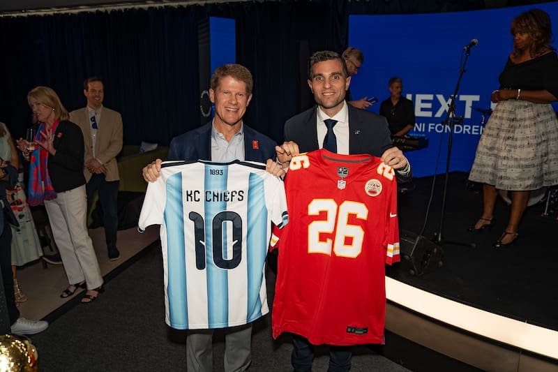 Clark Hunt, dueño de los Kansas City Chiefs, con Leandro Petersen, en una actividad durante el Mundial