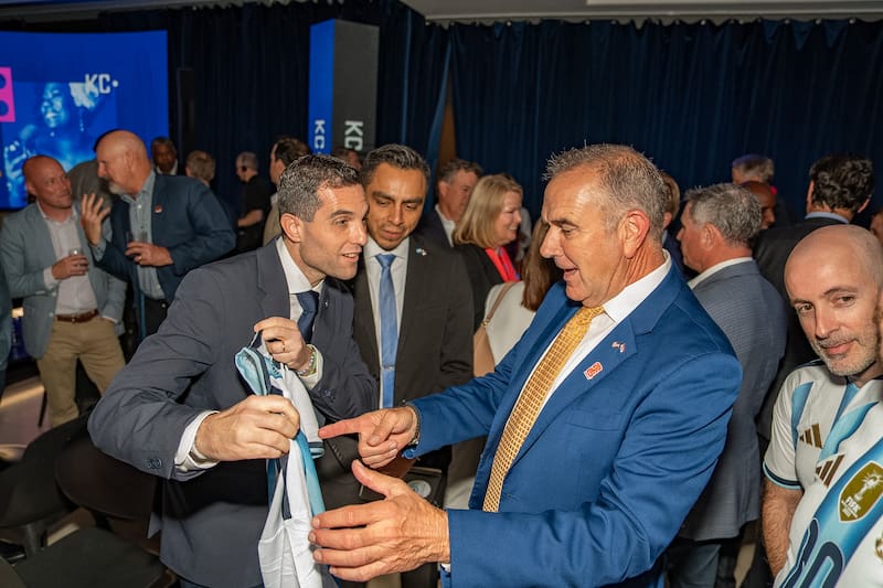 Leandro Petersen y el gobernador de Missouri, Mike Kehoe
