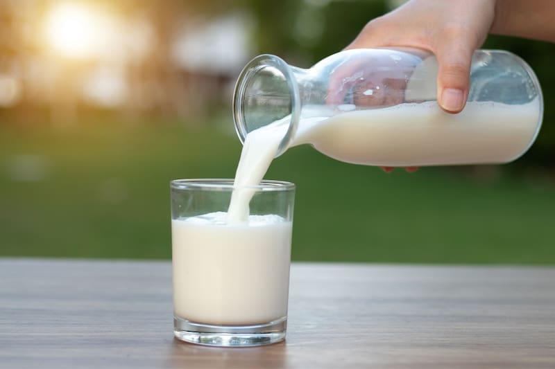 Leche entera, descremada y deslactosada: las tres opciones aportan proteínas y calcio, pero se diferencian por su contenido de grasa y la presencia de lactosa. Fuente: Shutterstock