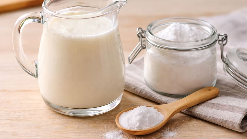 Mezclar leche usada con bicarbonato: para qué sirve y por qué lo recomiendan.