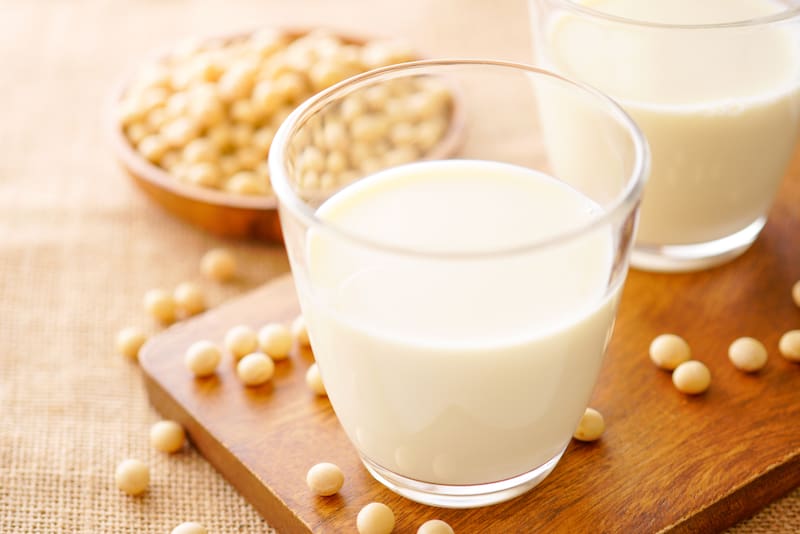 Leche de soja fresca para personas con dietas veganas o vegetarianas.