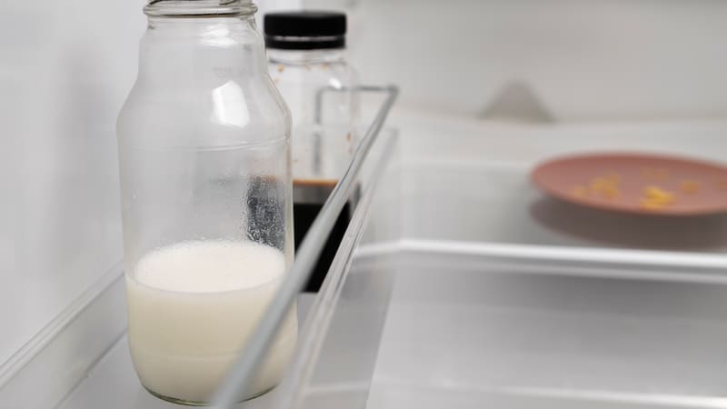 Dónde se debe guardar la leche en la heladera para que dure más tiempo.