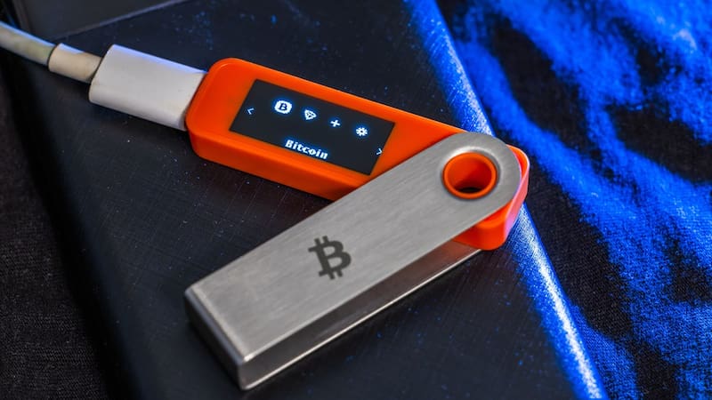 Un billetera fría de criptomonedas es un dispositivo físico que parece, pero no es, un pendrive.