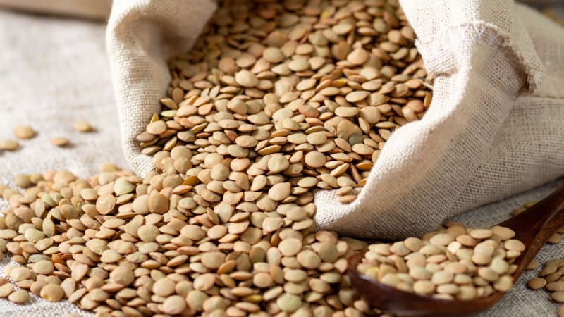 Al hacer este ritual se utilizan lentejas crudas.