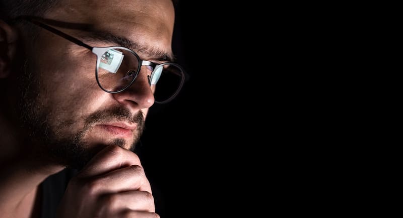 Usar gafas sin necesitarlas no vuelve a una persona más inteligente, pero sí puede influir en cómo la perciben los demás y en su autoestima.