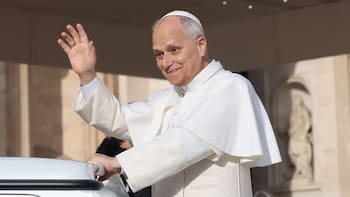 Nuevo parte médico del papa León XIV tras su operación por un cáncer de pulmón: “Comenzó a caminar”