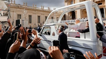El papa León XIV volvió al papamóvil en su primera audiencia tras la operación por cáncer de pulmón