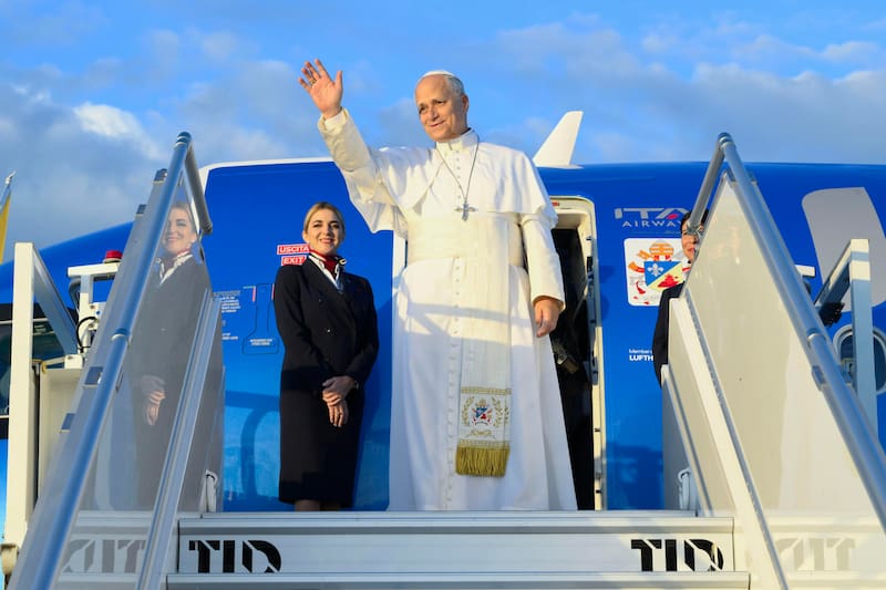 En la imagen se ve la llegada del Papa León XIV a París el 25 de septiembre de 2026.