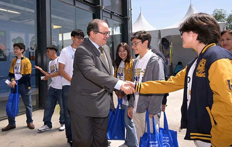 Rector de la UMAN Leonardo Lomelí Vanegas, recibió a los alumnos nuevos.