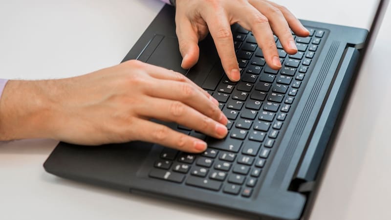 Por qué las letras F y J del teclado tienen un relieve y cómo usarlas correctamente