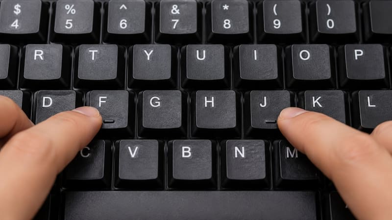 Por qué las letras F y J del teclado tienen un relieve y cómo usarlas correctamente