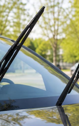 Levantar los limpiaparabrisas cuando hace calor: para qué sirve y cuándo recomiendan hacerlo