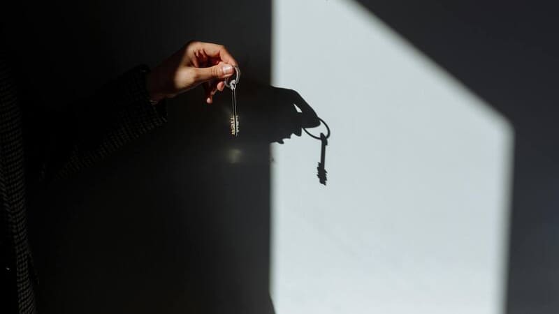 La mujer explicó que comparte varias de sus propiedades con familiares, tiene cuatro préstamos pendientes y continúa trabajando porque su pensión de viudedad no le resulta suficiente.