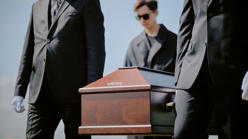 Por la nueva Ley de Sucesiones | Qué pasa con las deudas pendientes de las tarjetas de crédito cuando fallece el titular. Foto (IA)