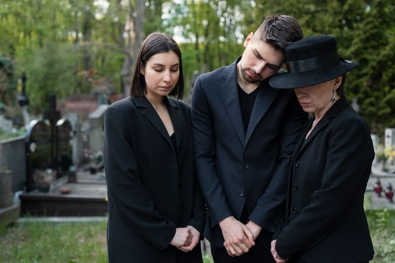De acuerdo con la sección 6800 del Código de Sucesiones de California, el Estado puede quedarse con la totalidad o una parte del patrimonio de una persona fallecida cuando no existen beneficiarios testamentarios ni herederos legalmente habilitados para recibir esos bienes, conforme a las leyes de California o de otras jurisdicciones.