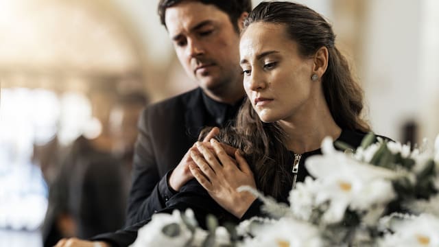 Cuando fallece el titular de una cuenta bancaria, ¿qué deben hacer los familiares para no heredar deudas?