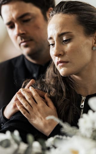 Cuando muere el titular de una cuenta bancaria, ¿qué deben hacer los familiares para no heredar deudas?