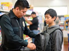 Oficial y confirmado | Es ilegal que las tiendas y supermercados te revisen la mochila o te retengan al salir: lo que la ley dice