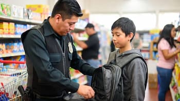 Oficial y confirmado | Es ilegal que las tiendas y supermercados te revisen la mochila o te retengan al salir: lo que la ley dice