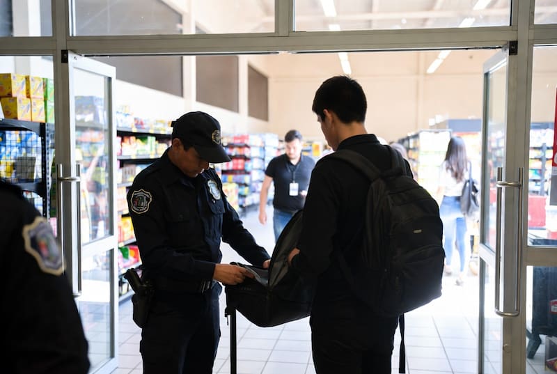 Qué dice la ley sobre revisiones y retenciones en supermercados.