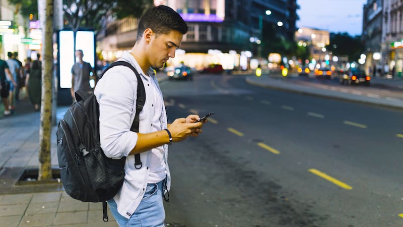 Una ordenanza de la ciudad de Honolulu penaliza a quienes crucen la calle con un dispositivo electrónico en la mano.