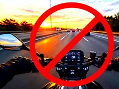 Medida oficial | Por una orden del gobierno, se castigará una por una a todas las personas que conduzcan una motocicleta con los pies posicionados así