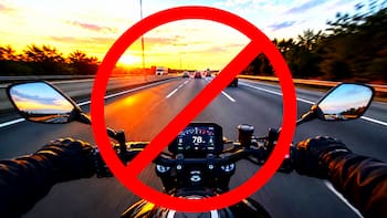 Medida oficial | Por una orden del gobierno, se castigará una por una a todas las personas que conduzcan una motocicleta con los pies posicionados así