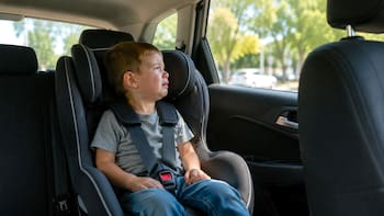 Oficial | Por una orden del Gobierno, castigarán uno por uno a los padres que dejen a sus hijos en el auto sin supervisión para ingresar a estos establecimientos