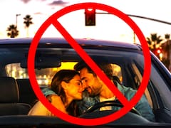 Medida oficial | Por una orden de la Justicia, castigarán una por una a todas las personas que se abracen en el auto, aunque esté el semáforo esté en rojo