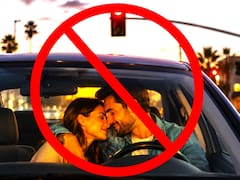 Medida oficial | Por orden del gobierno, castigarán una por una a las personas que se abracen en el auto aunque el semáforo esté en rojo