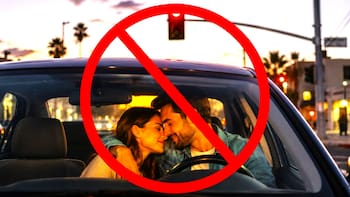 Medida oficial | Por orden del gobierno, castigarán una por una a las personas que se abracen en el auto aunque el semáforo esté en rojo