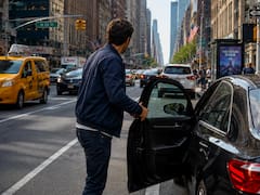 Medida oficial | Por una orden del gobierno, se castigará a cualquier persona que abra así la puerta del auto aunque sea para salir por una emergencia