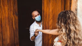 Medida oficial | Por orden del Gobierno, castigarán una por una a todas las personas que reciban visitas en sus hogares estando enfermos