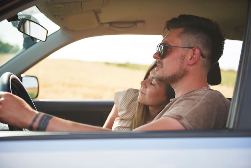 In the state of Washington, there is a state regulation that makes a very common practice among people who drive with their partner or family member beside them illegal. Image: Freepik.