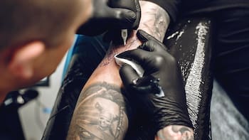 Oficial en Estados Unidos | Castigan con multas de 10,000 dólares a quienes hagan tatuajes en esta parte del cuerpo