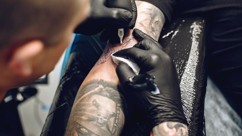 Castigan con multas de 10,000 dólares a quienes hagan tatuajes en esta parte del cuerpo